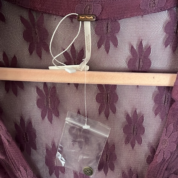 9. Live Boho NWT FREE PEOPLE Flower Fields Sheer Lace Blouse Boysenberry Large - Picture 6 of 10